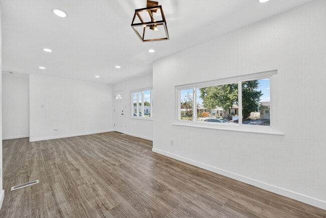Photo - 4080 Cook St
