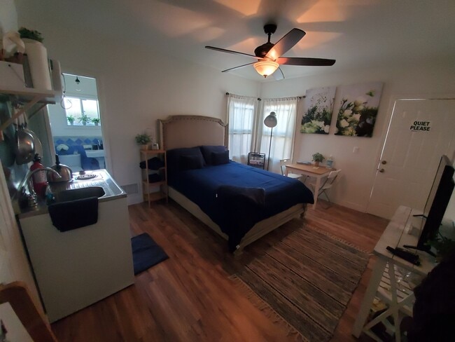 Photo - 166 S Gardner St Unidad 2