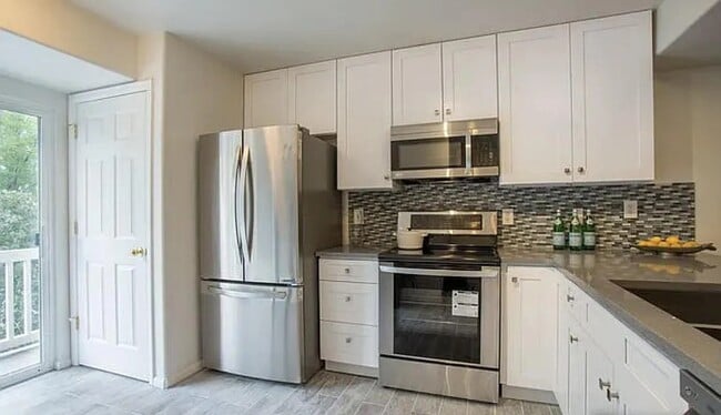 cocina con electrodomésticos actualizados - 4945 Noble Park Pl