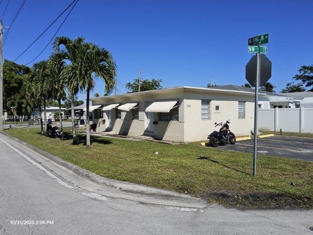 Building Photo - 756 NW 5th St Unit 1S