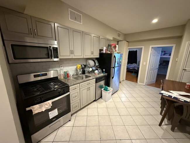 Building Photo - 160 Terrace Ave Unit 2