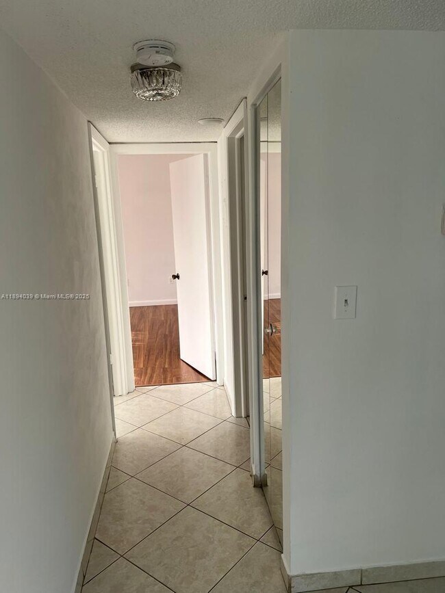 Photo - 1200 NE Miami Gardens Dr Unidad 220W