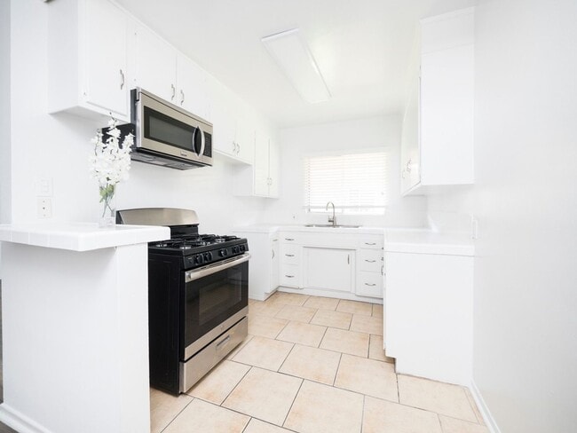 Photo - 7245-51 Willoughby Ave