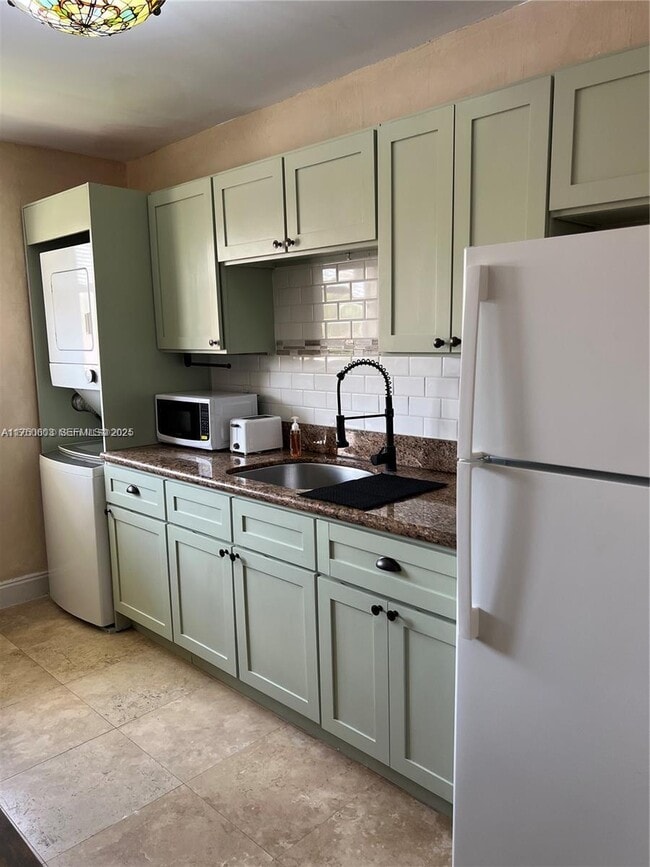 Photo - 680 SW 10th St Unidad 7