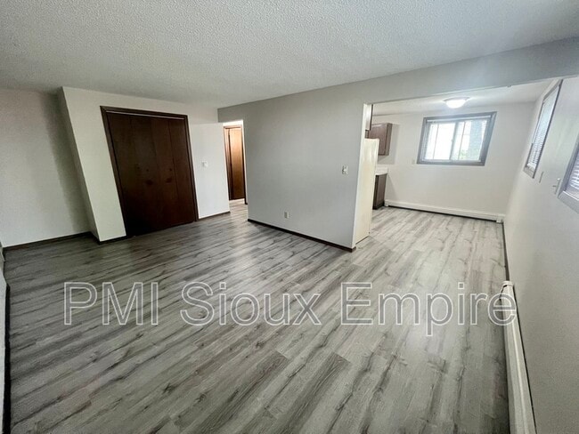 Building Photo - 116 S Garfield Ave Unit 13