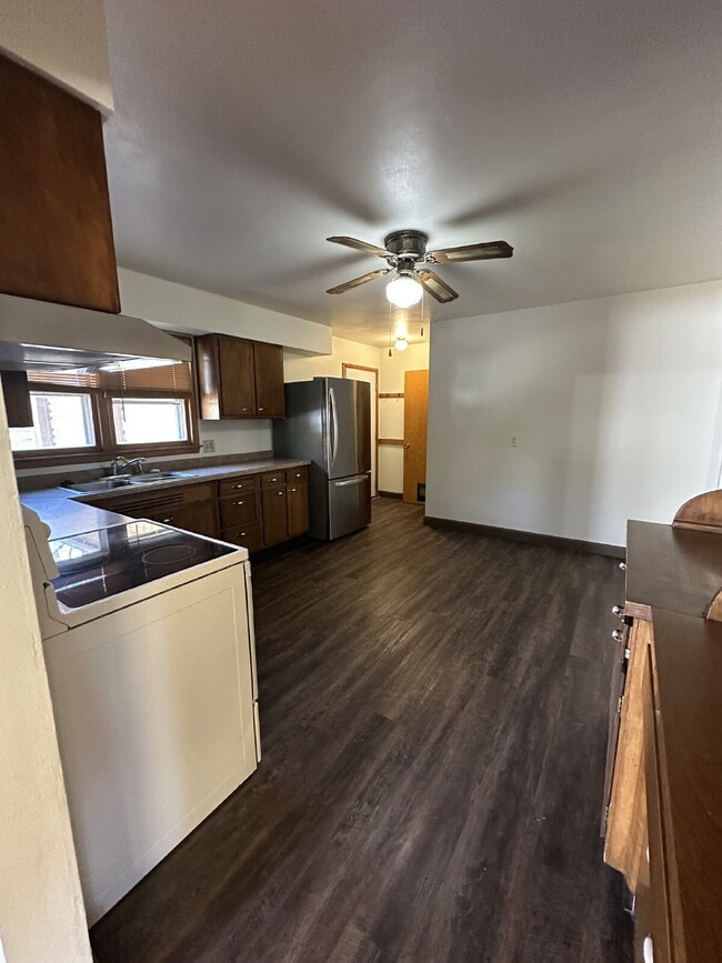 Photo - 1112 E Memorial Dr