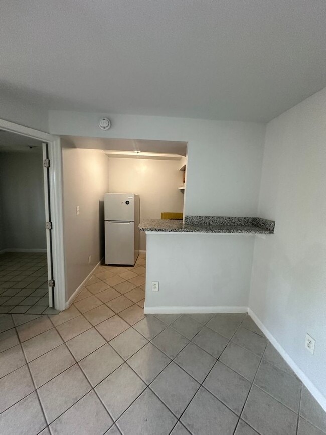 Photo - 1911 W Baltimore St Unit 1911 W Baltimore St - Apartments