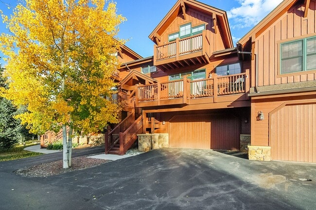 Beautiful townhome, ski shuttle, views, ut... - Beautiful townhome, ski shuttle, views, ut...
