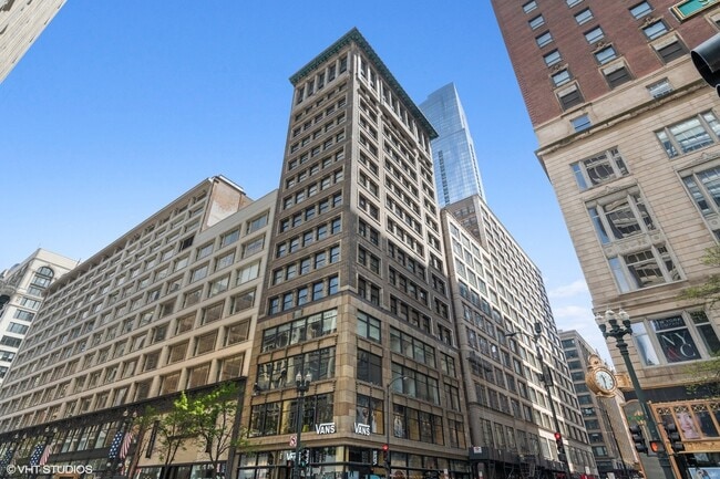 Building Photo - 6 E Monroe St Unit 703 Rental