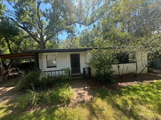 Building Photo - 3BR/1BA Close to Campus!