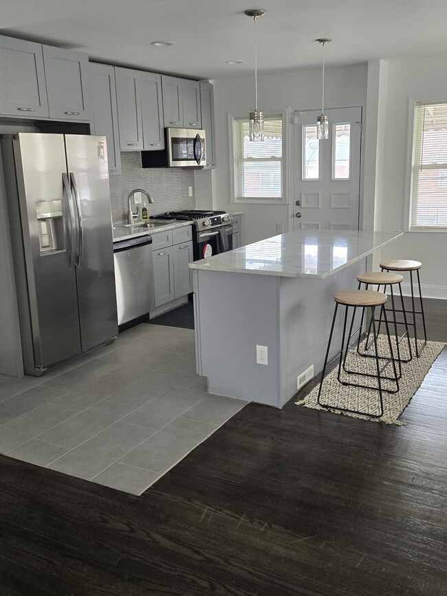 Kitchen and Island - 1511 Woodbourne Ave Casa Adosada