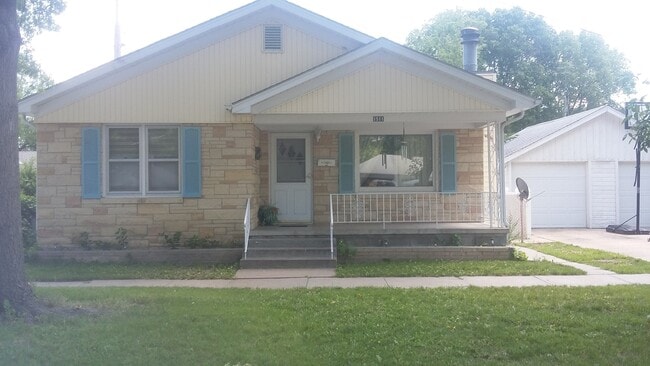 Building Photo - 2 Bedroom with garage