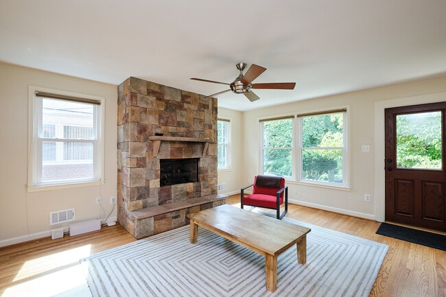 Photo - 1318 Perry St NE