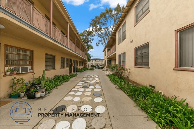 Photo - 608 W. Hyde Park Blvd.