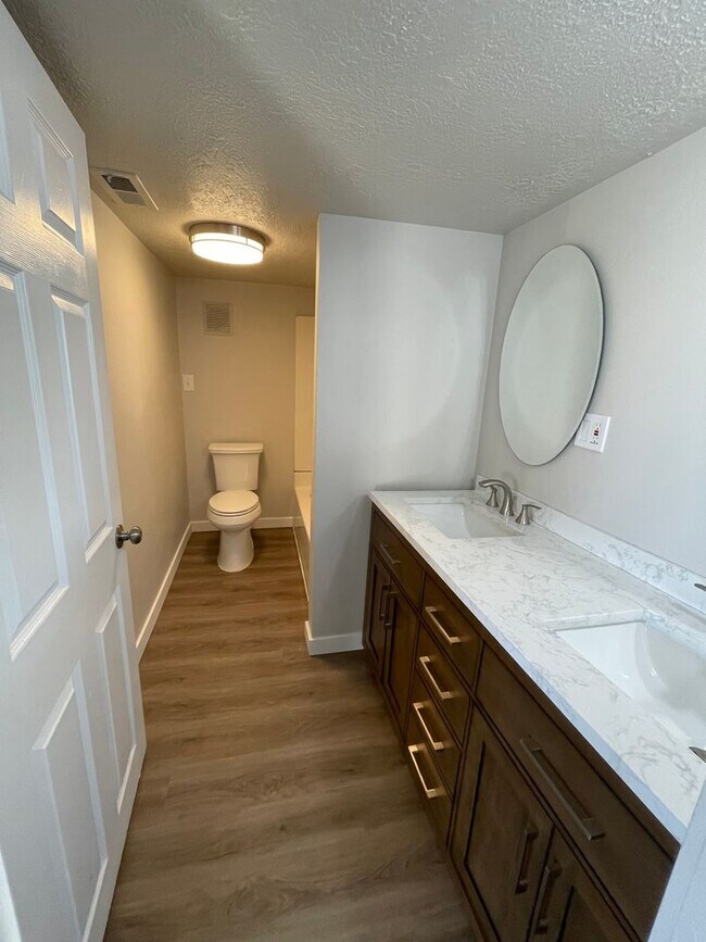 1378 W Gentile St Unidad Front