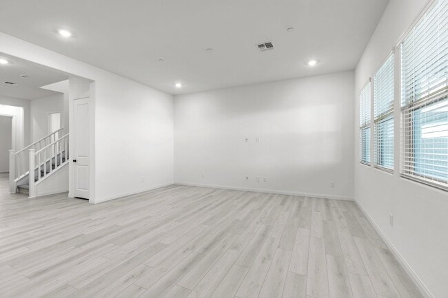 Photo - 584 La Vis Acrs Ln