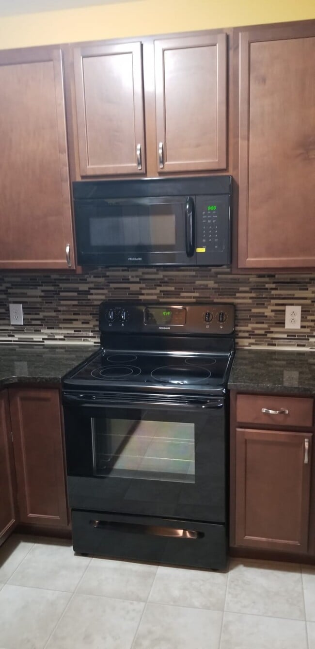 Building Photo - 2000 Fountainview Cir Unit 2205