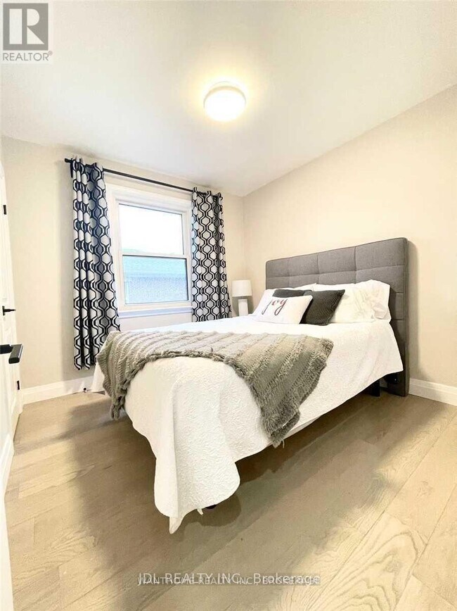 Photo - 379 Alper St