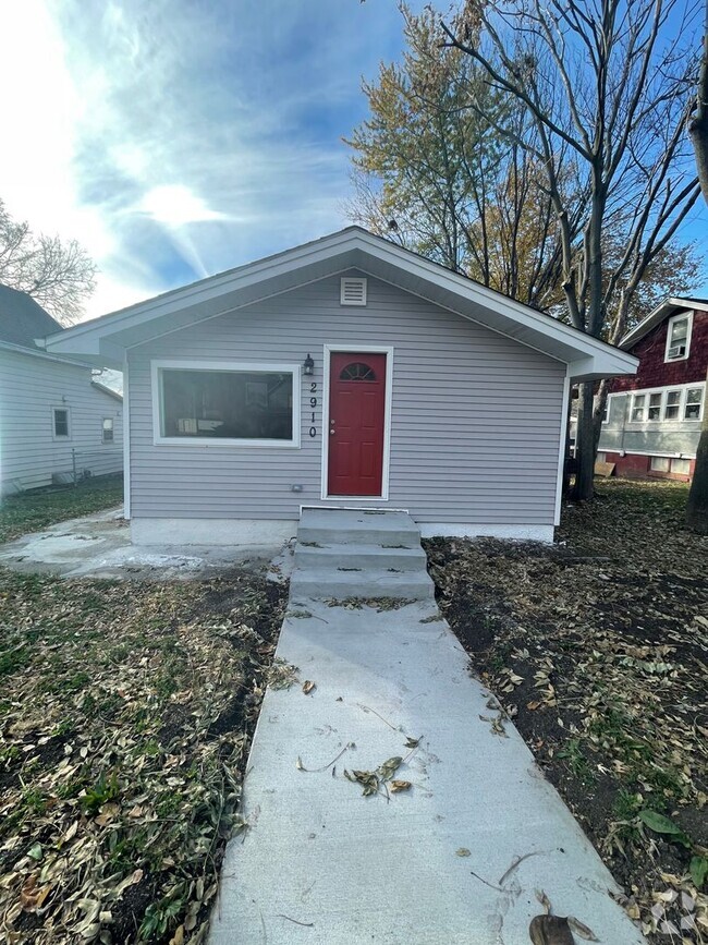 Building Photo - Updated 2 Bedroom with Large Back Yard Rental