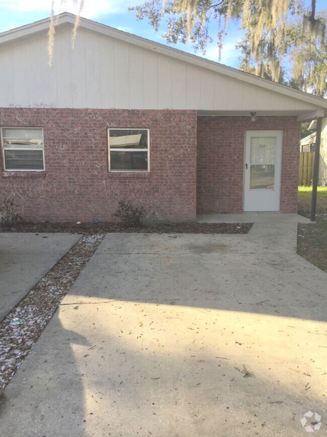 Building Photo - Two bedroom 1 bath duplex close to Downtow... Rental