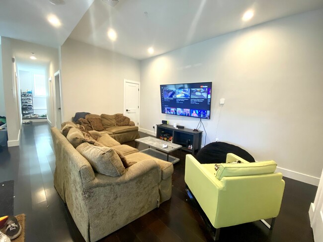 1 Cedar Sq