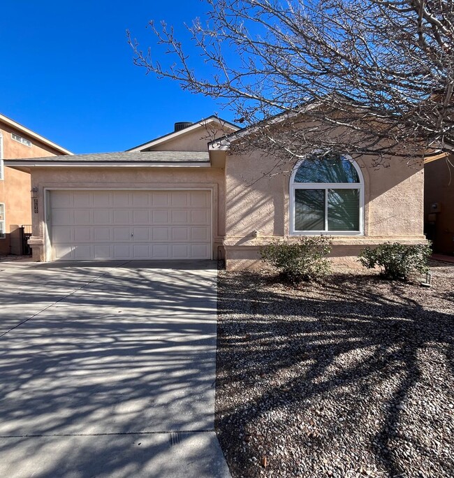 Building Photo - Spacious 3 Bedroom 2 Bathroom Home In The NE!