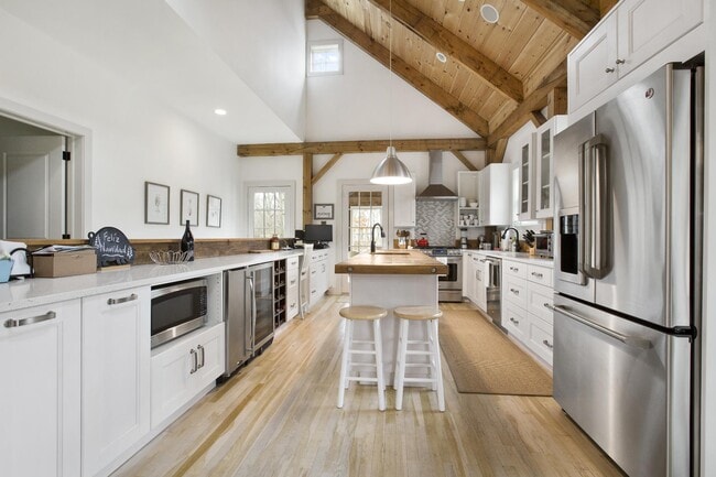 Photo - 320 Wainscott Harbor Rd