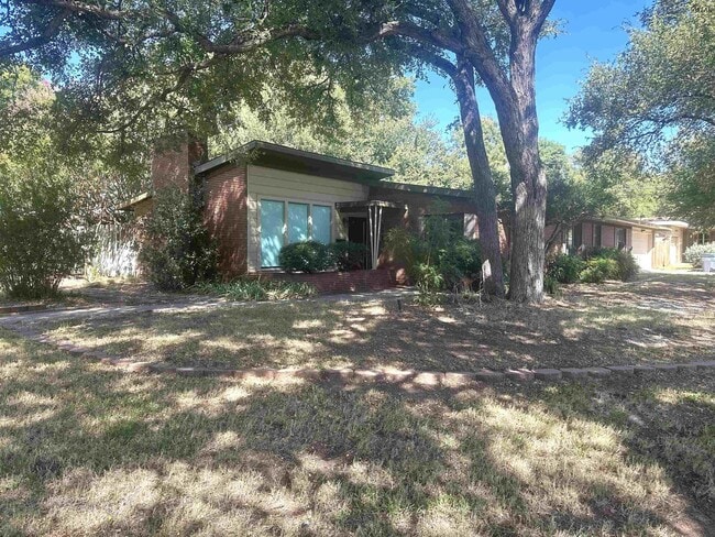 Building Photo - 2400 Martin St