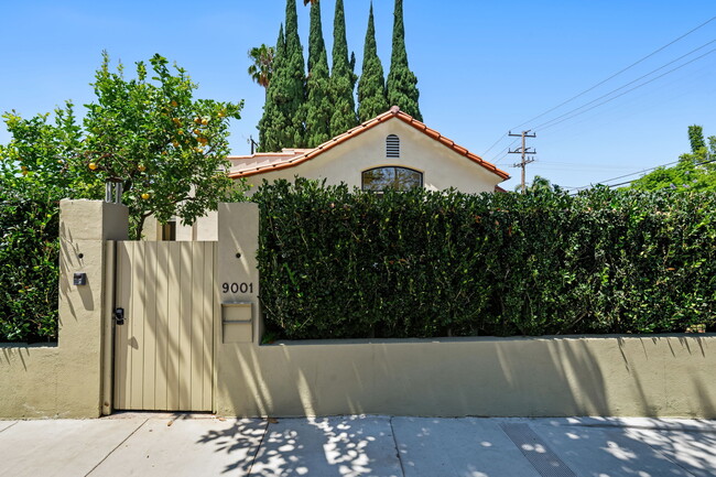 Building Photo - 9001 Rosewood Ave