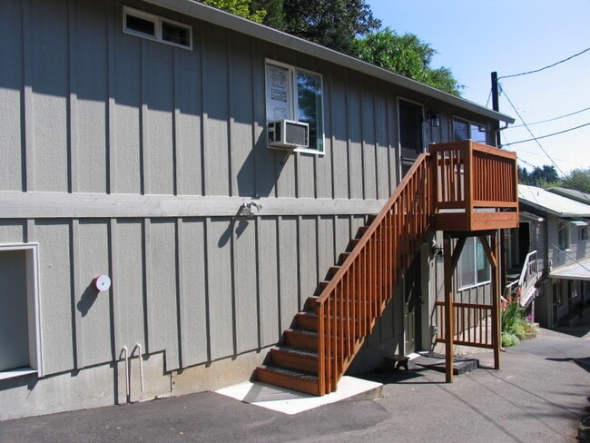 Building Photo - 508 SE Davis St Unit C