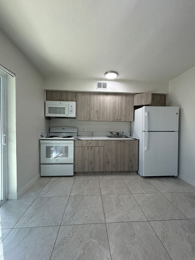 Photo - 2 bed 1 Bath Condo Unidad 3758 Lora Street,  2