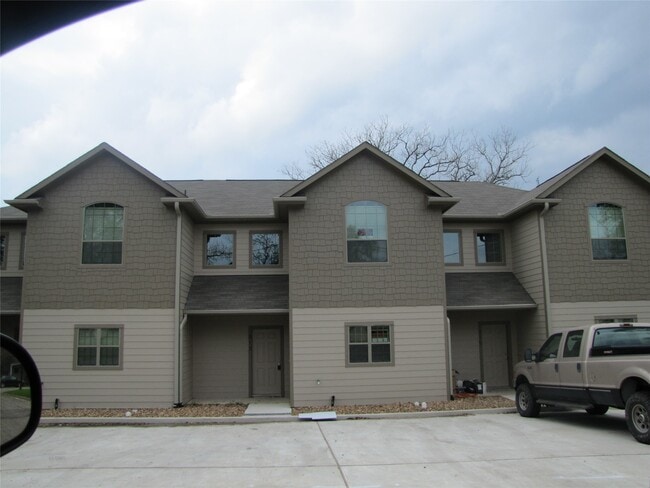 Building Photo - 214 S Tesch St Rental