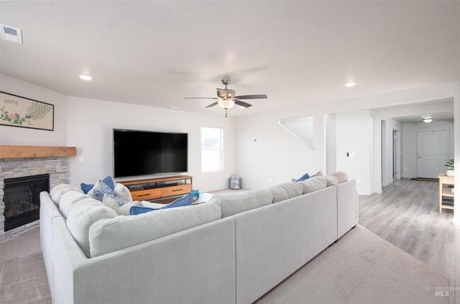 Photo - Spacious Modern Home w/Open Floor-Plan