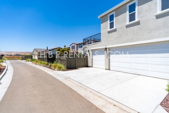 Building Photo - Welcome to your new casita in Tracy, CA! +... Rental