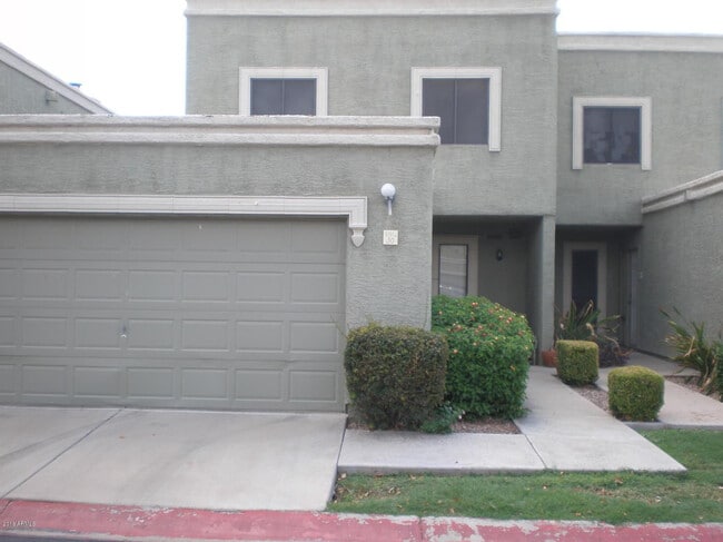 Building Photo - 815 E Grovers Ave