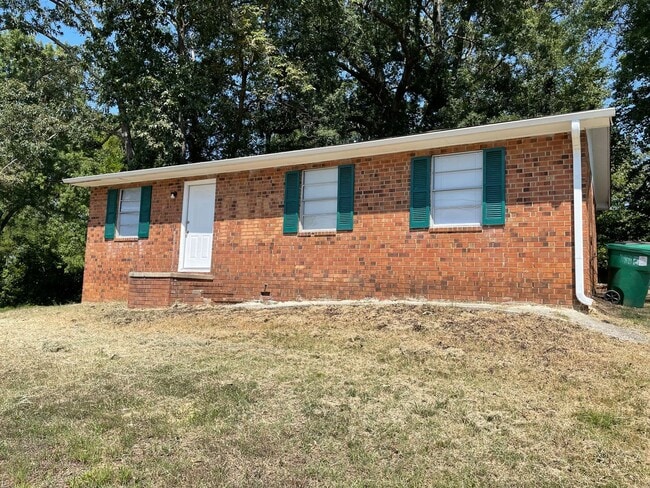 Building Photo - 3 Bed, 1 Bath brick home located in Highpoint!