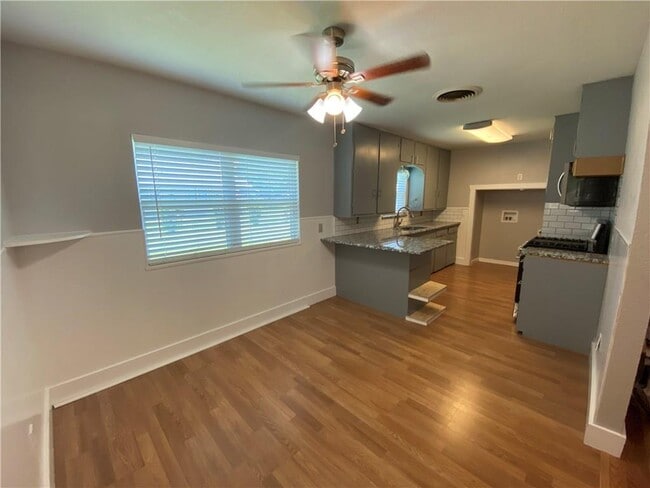 102 E Live Oak St