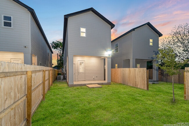 Back Cover Patio - 505 Linden Ave