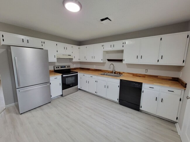 Photo - Recently Updated 2 Bedroom Home in Cleveland!