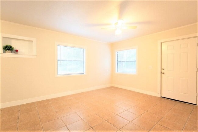 Photo - 205 Columbia Dr