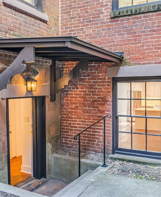 Photo - Renovated 2 Bedroom Carriage house off Lafayette Square Unit Carriage House