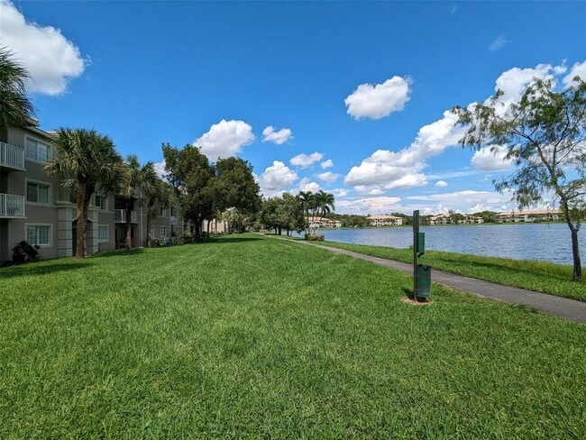 Building Photo - 5001 Wiles Rd Unit 105