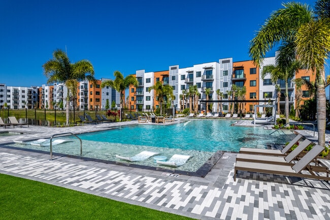 Infinity Edge Heated Pool with Jacuzzi - Renata at Lakewood Ranch