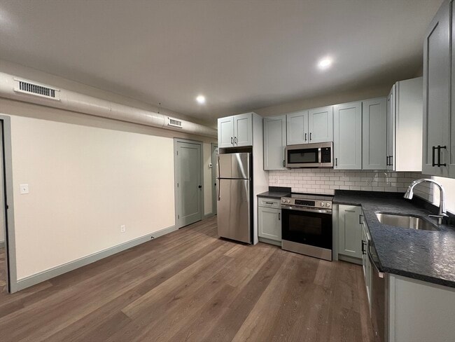 Photo - 160 Seabury St Unit 10