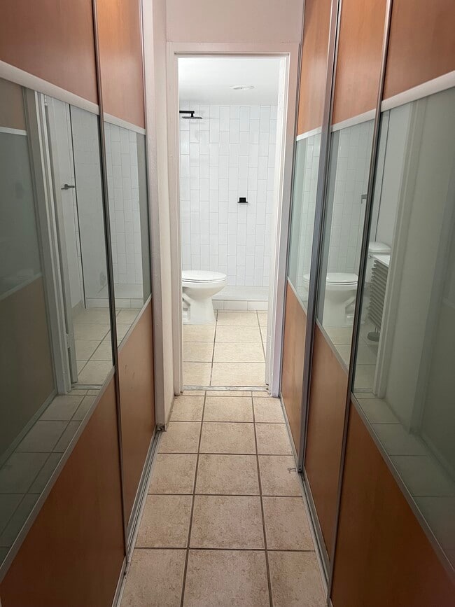 Modern closets - 150 SE 25th Rd Unit 2B