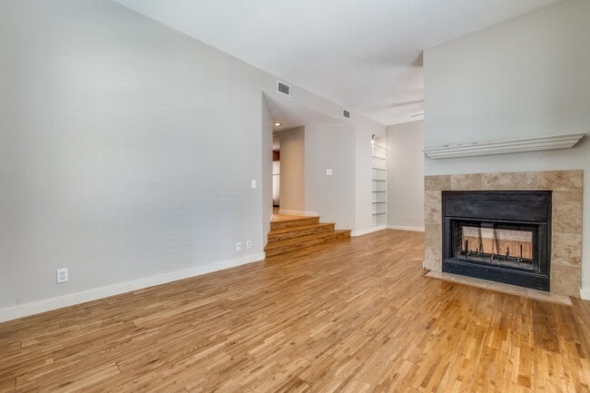 Building Photo - Adorable 1 bedroom 1 bath condo with spaci...