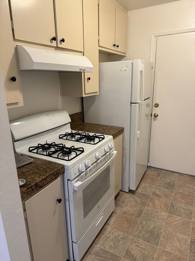 Photo - UPSTAIRS 2 BED UNIT IN ROSEVILLE!!