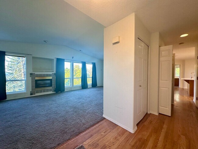 Photo - Charming Duplex 3 Bed 2 Bath w/ Double Car Garage and a Beautiful View in Portland!