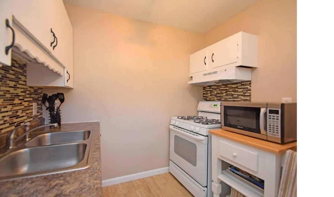 Galley Kitchen - 4286 Selby Ct