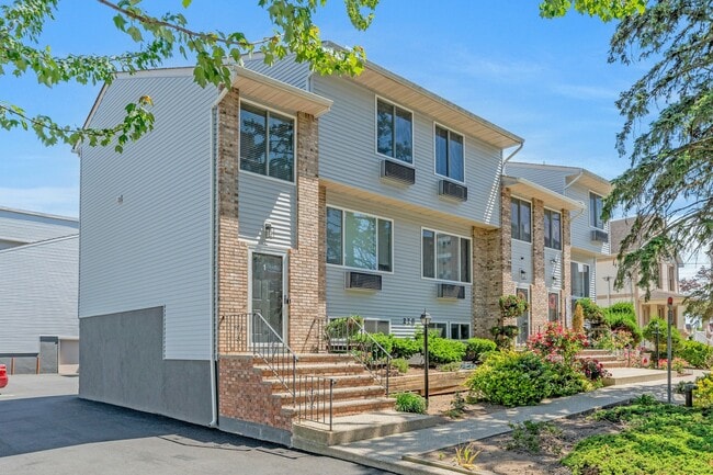 Building Photo - 228 Johnson Unit # 5